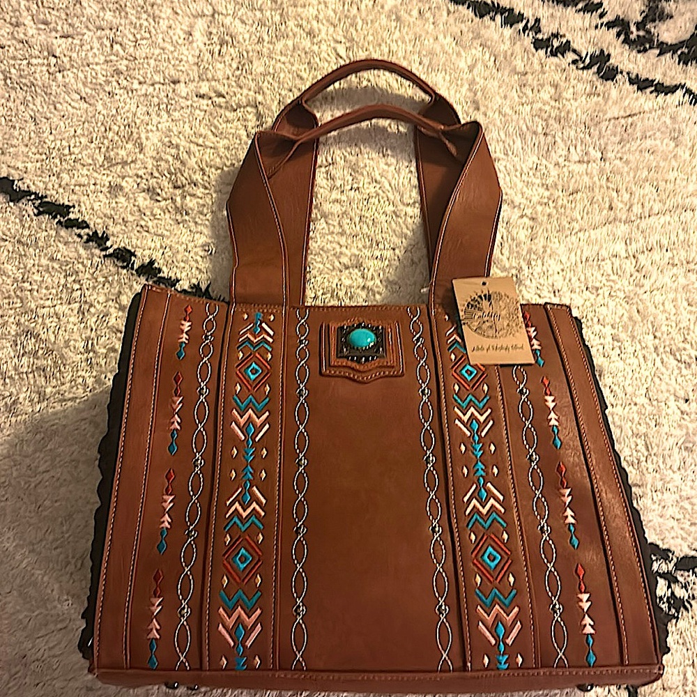 Southwestern style bag.🤠 NWT!!!! Leather w fringe and a back OUTSIDE POCKET!